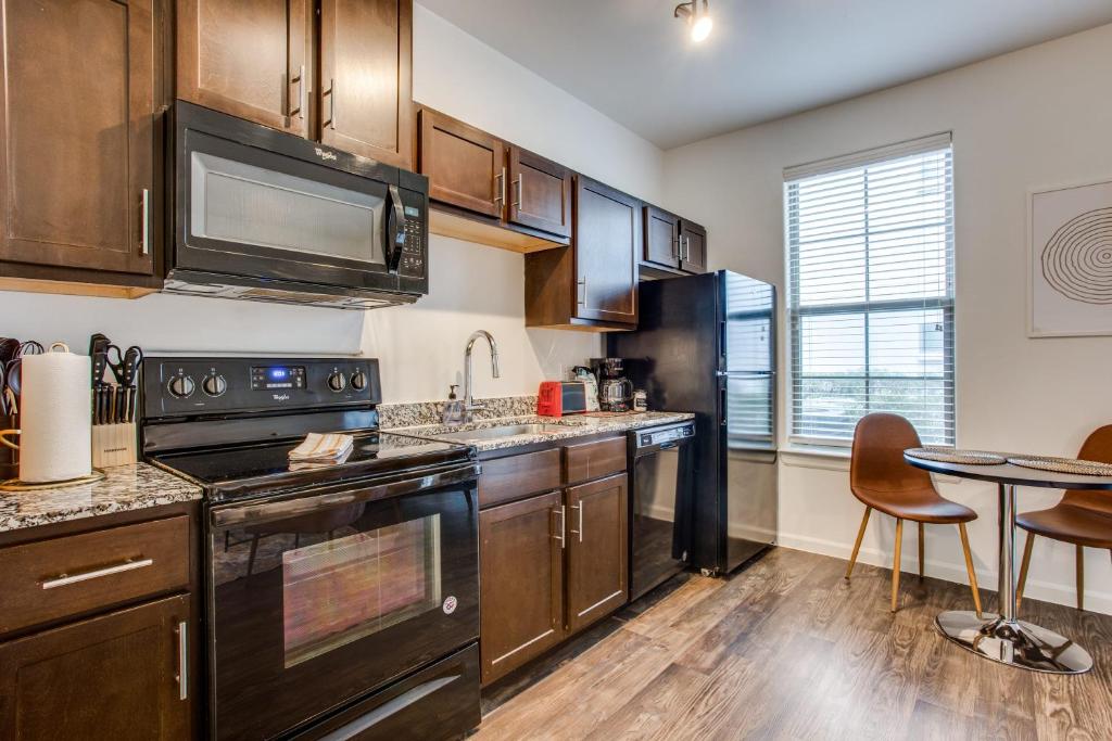 Astonishing CozySuites on I-35 with pool&parking #11 photo 3