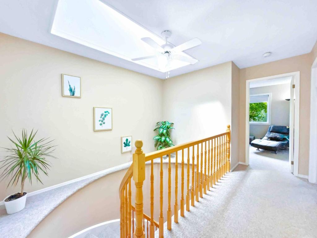 Spacious Family Home Close To Downtown with King Bed num1 photo 2