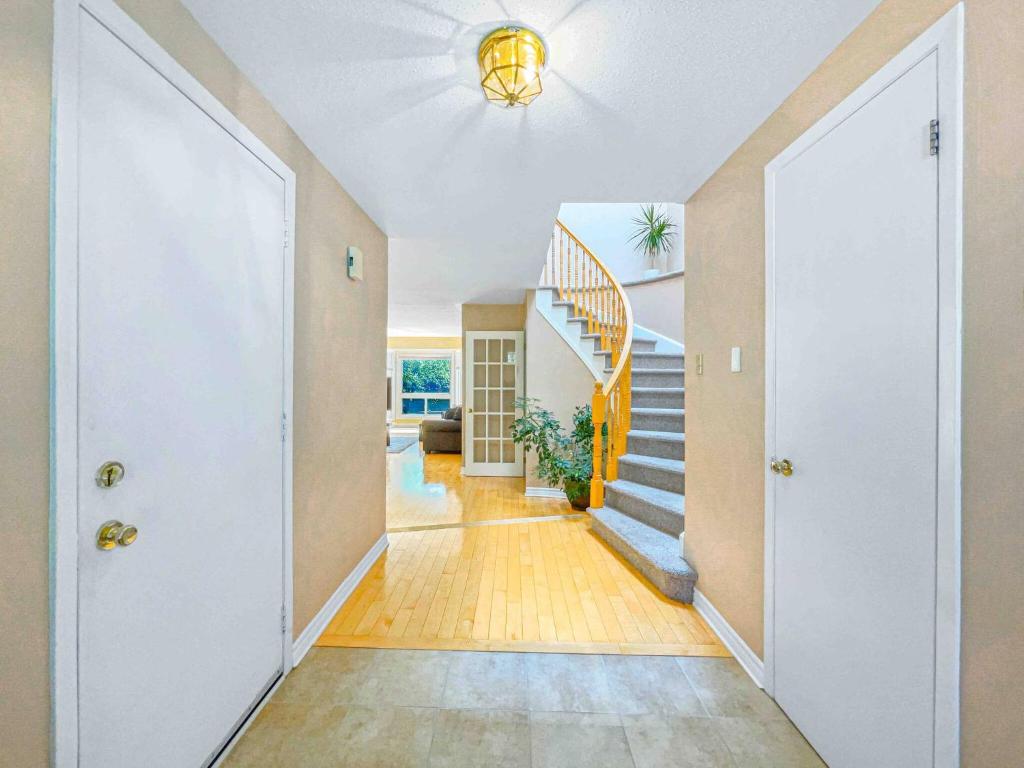 Spacious Family Home Close To Downtown with King Bed num1 photo 1