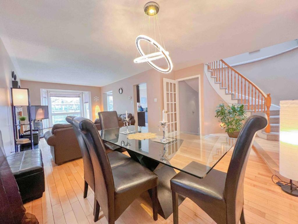 Spacious Family Home Close To Downtown with King Bed num1 photo 4