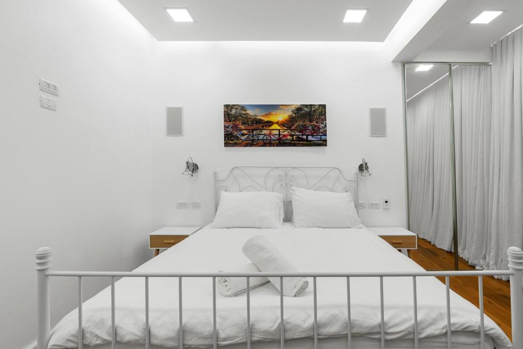 Brown suite photo 2