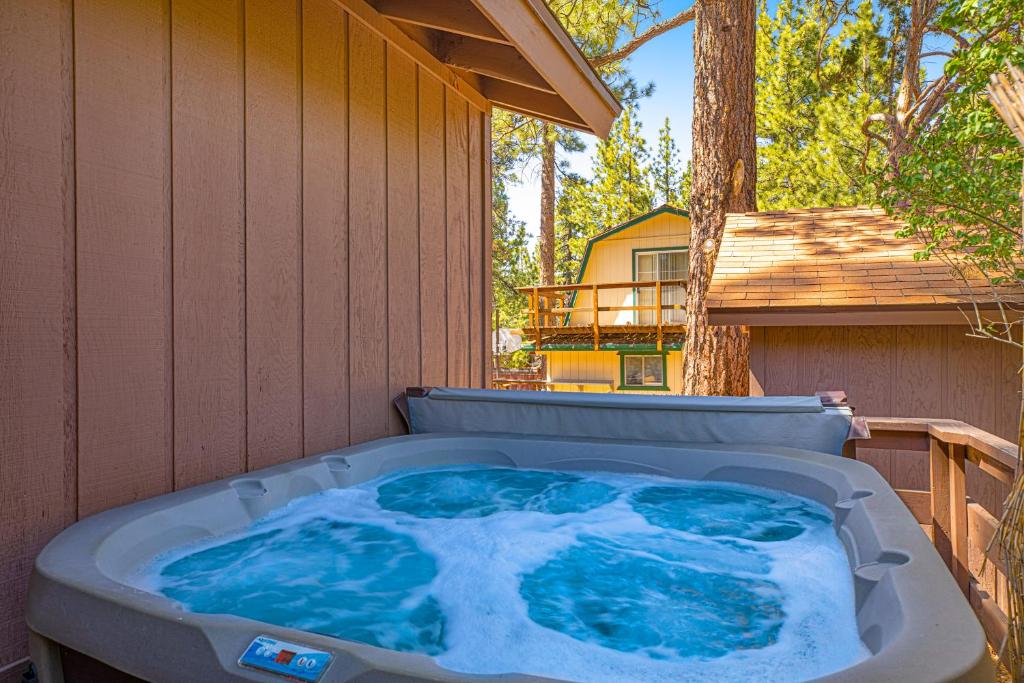 Country Club Cabin photo 2