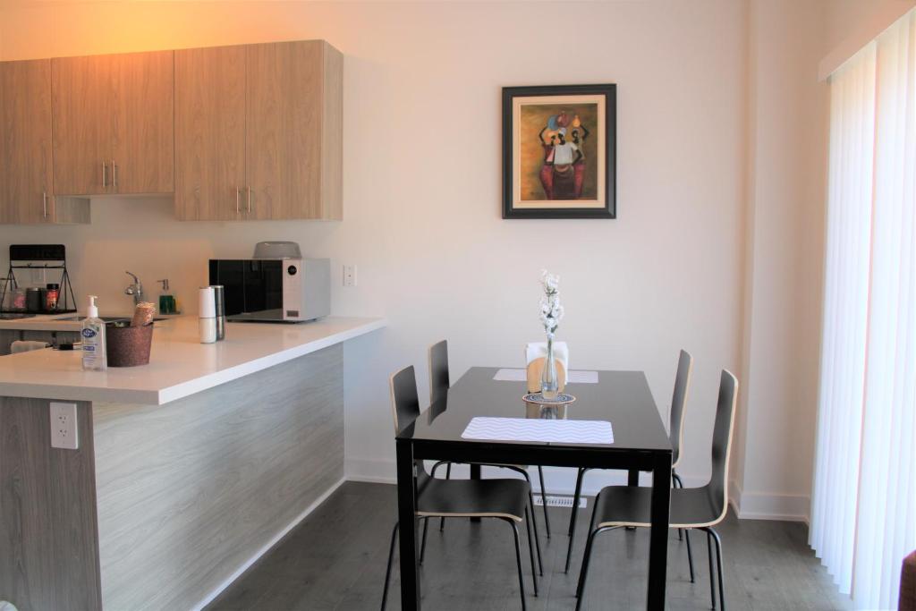 New Town House Barrie South photo 2