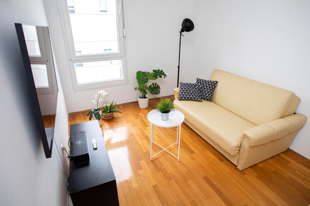 City Center Apartment Flash photo 2