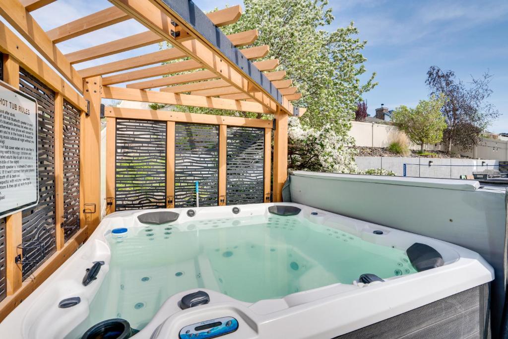 Moses Lake Vacation Rental with Hot Tub and Game Room photo 1
