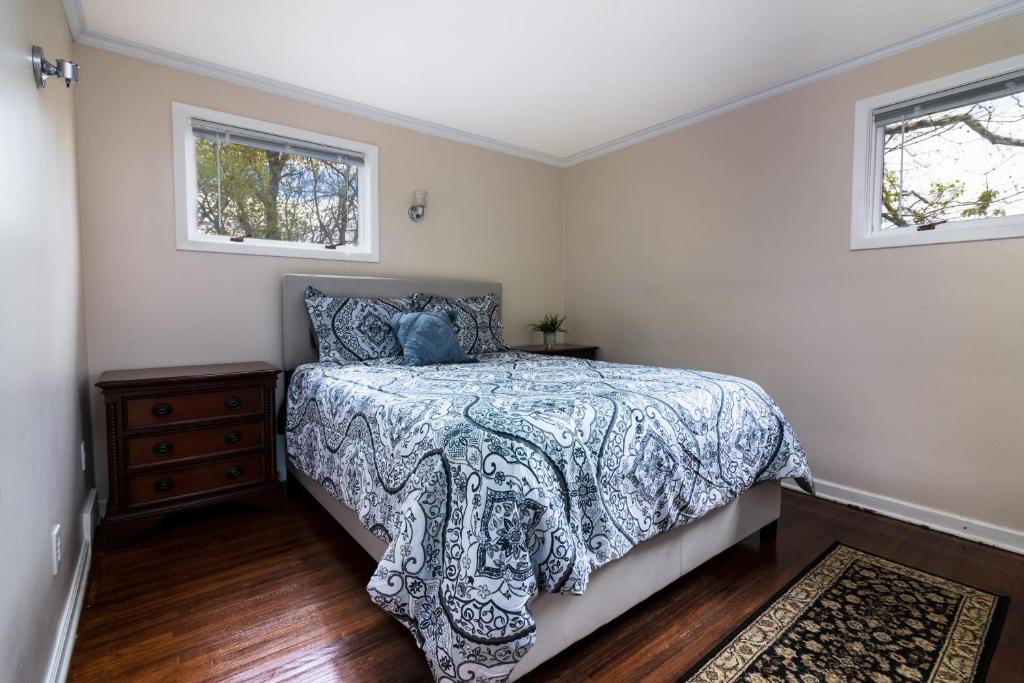 The Gorge View Villa- With Private Yard & Free Parking-see full listing info photo 4