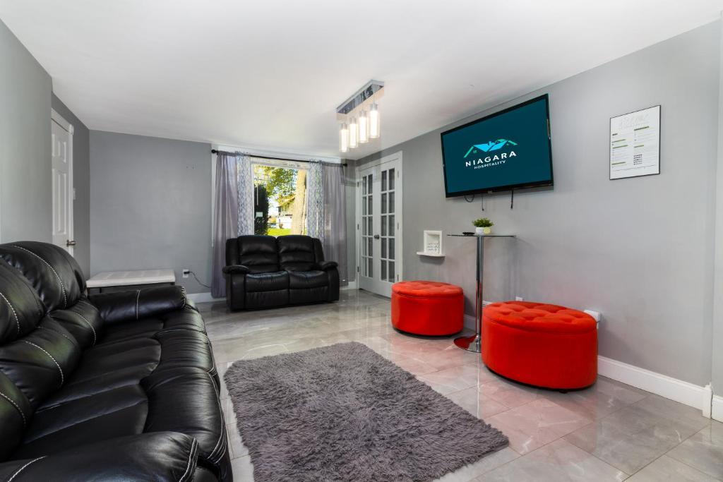 The Gorge View Villa- With Private Yard & Free Parking-see full listing info photo 2