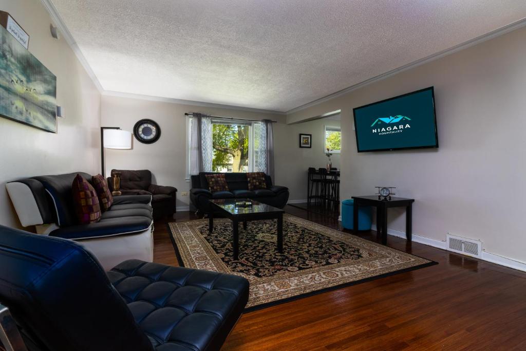 The Gorge View Villa- With Private Yard & Free Parking-see full listing info photo 3