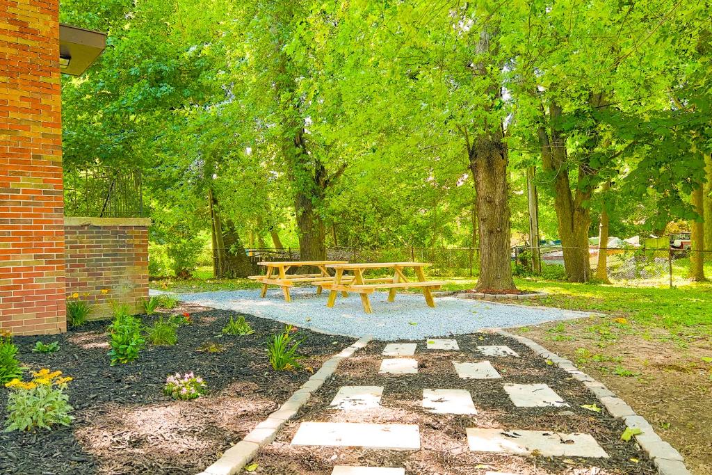 The Gorge View Villa- With Private Yard & Free Parking-see full listing info photo 1