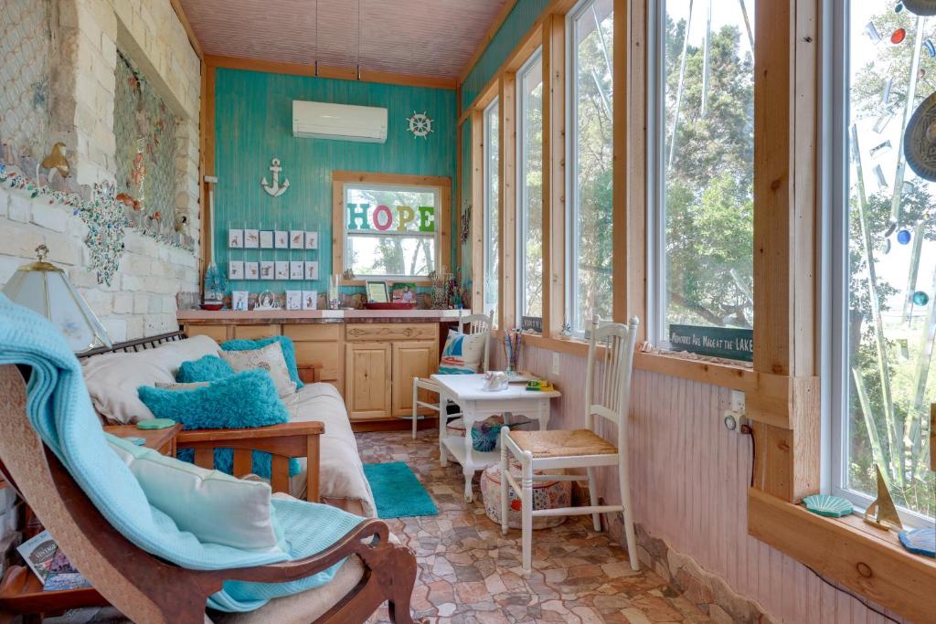 Exotic Home with Patio and Grill Walk to Canyon Lake! photo 4
