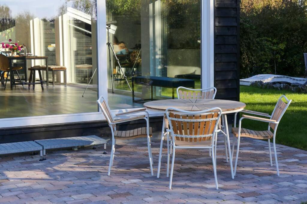 Bright summer house close to the beach and water photo 3