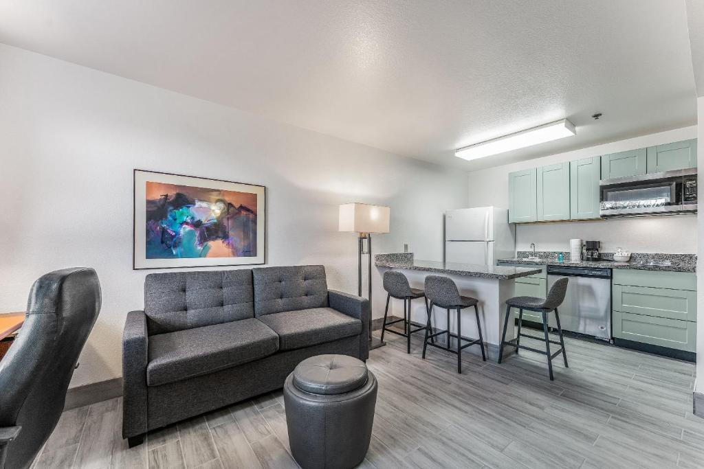 Metro Chandler Extended Stay - Deluxe King - Tap to explore photos