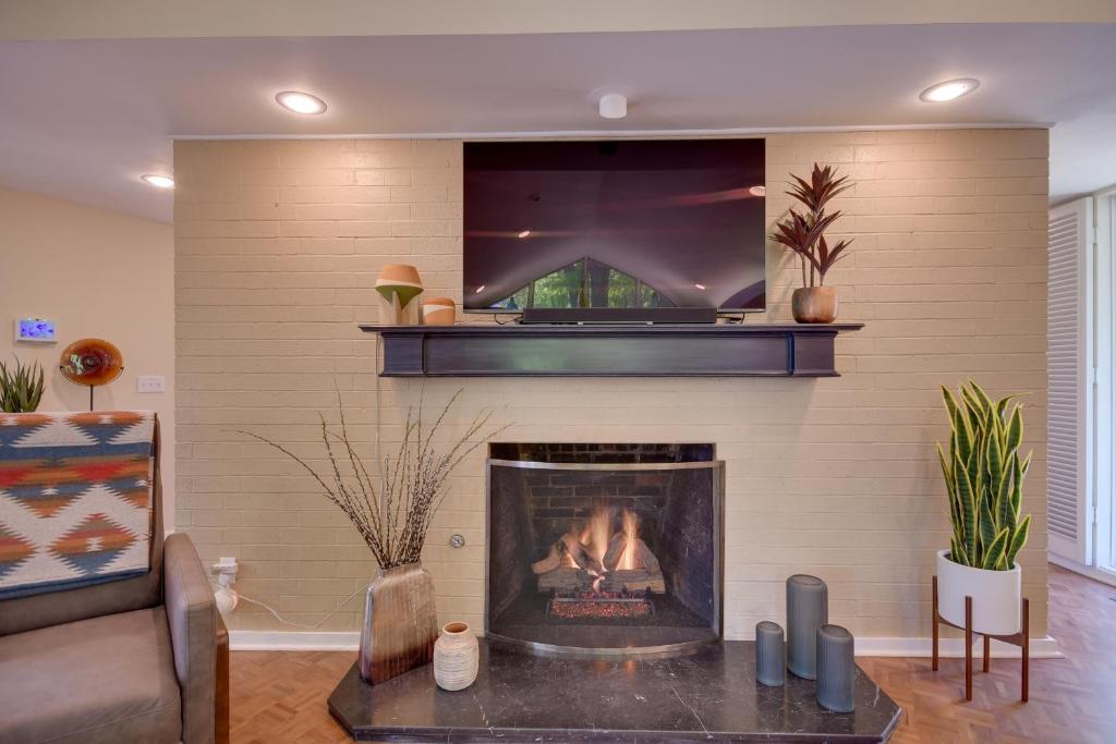 Mid-Century Modern Home with Fire Pit and Gas Grill! photo 4
