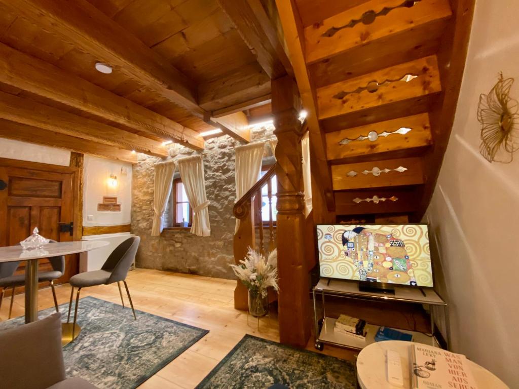 Mein MINI-HAUS - 2 Zimmer - Smart-TV - Stein & Holz photo 3
