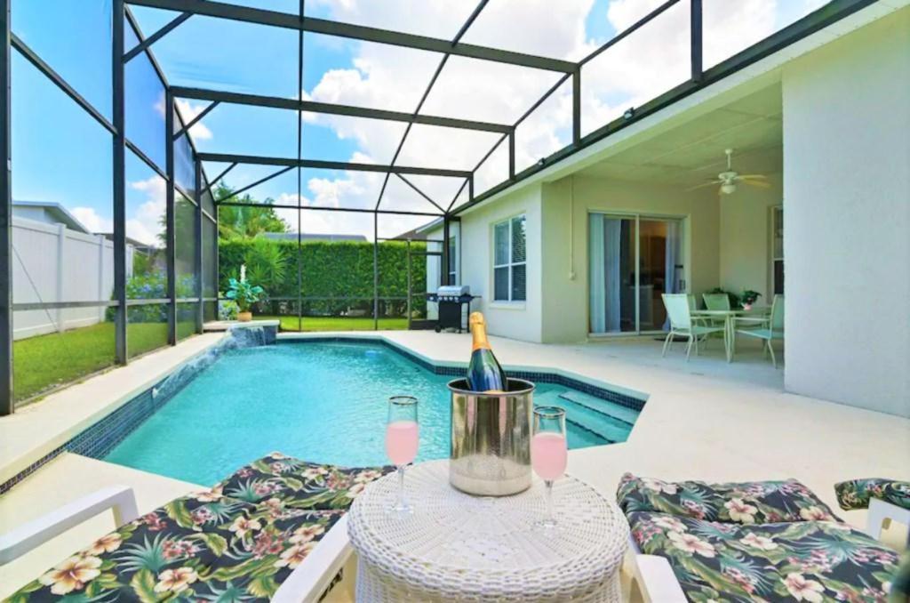 RL236BD Universal Kingdom 8 guests pool home