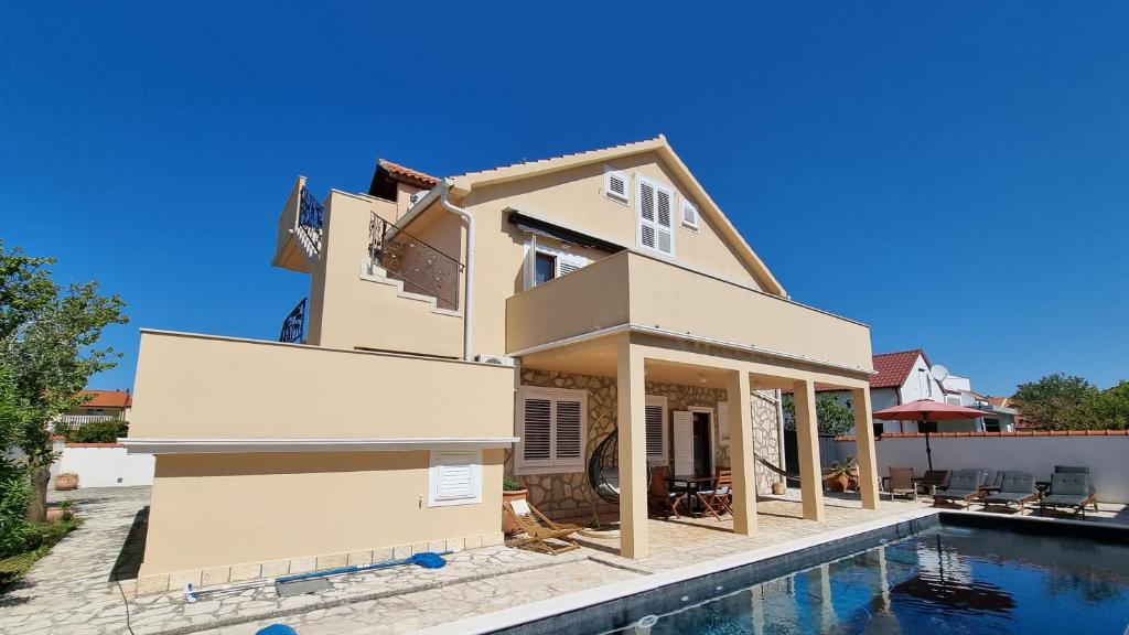 Family friendly apartments with a swimming pool Sabunike, Zadar - 20179