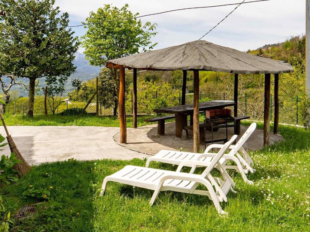 Cozy Holiday Home in Tuscany in a delightful area photo 3