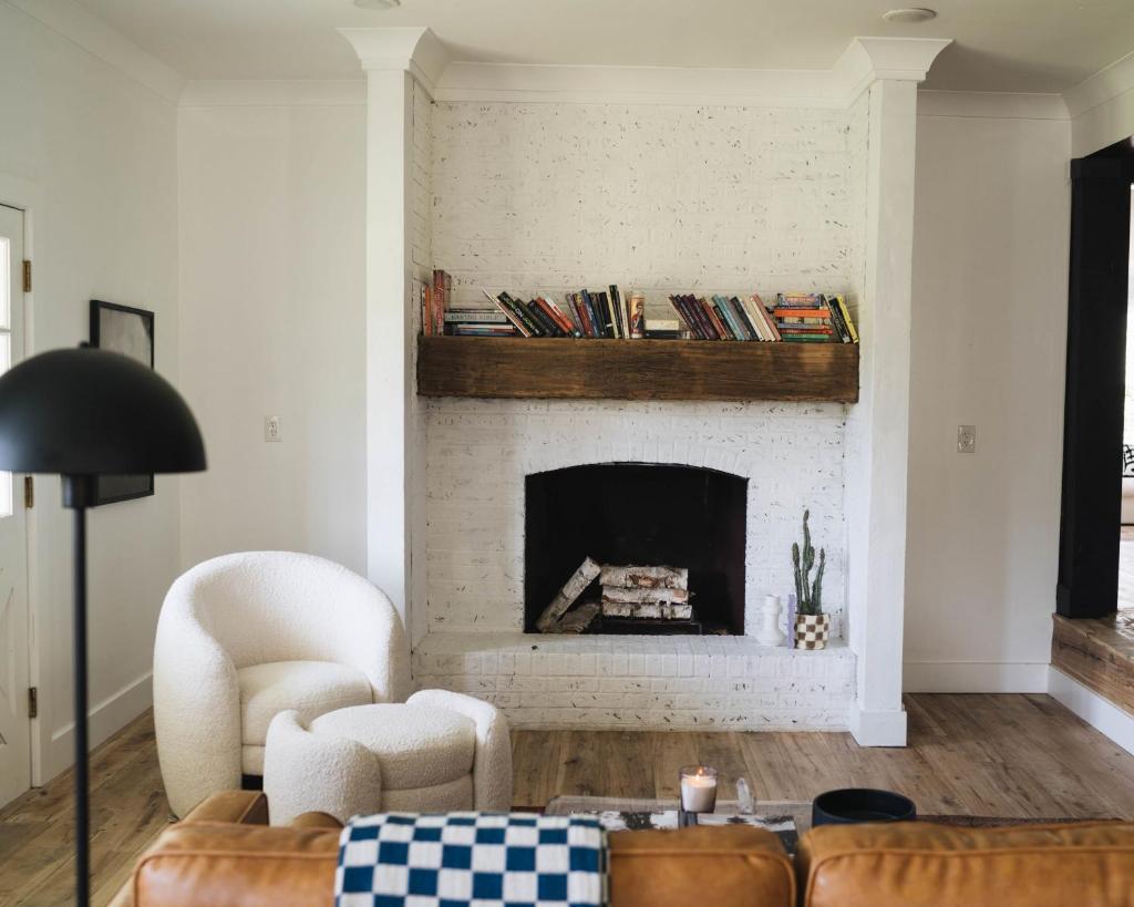 Hilltop Hideaway - Leipers Fork Home with Hot Tub