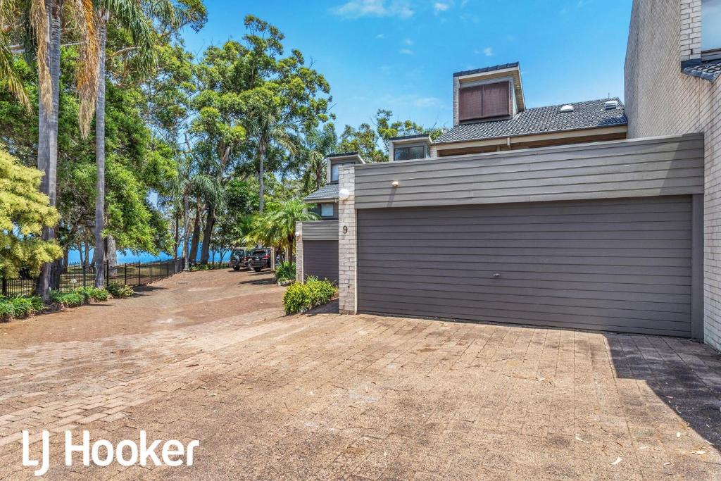 Amazing waterfront location photo 1