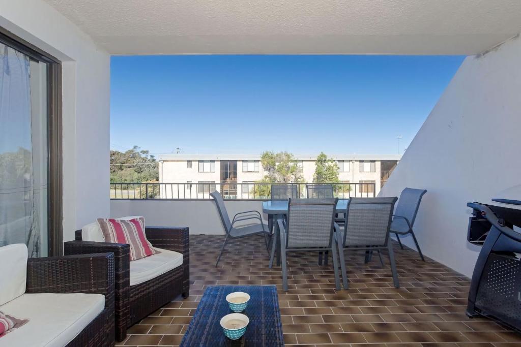 The Dunes Two bedroom apartment overlooking pool photo 4