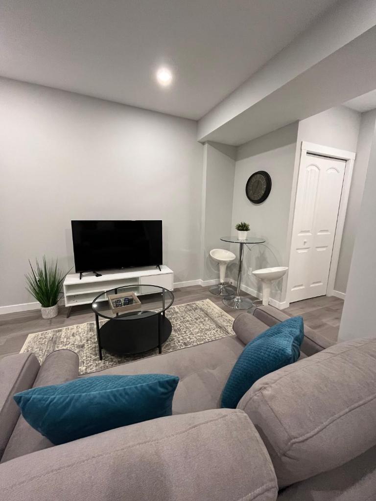 Private Cozy Secondary Suite, 2 Bedrooms, Separate Entrance photo 1