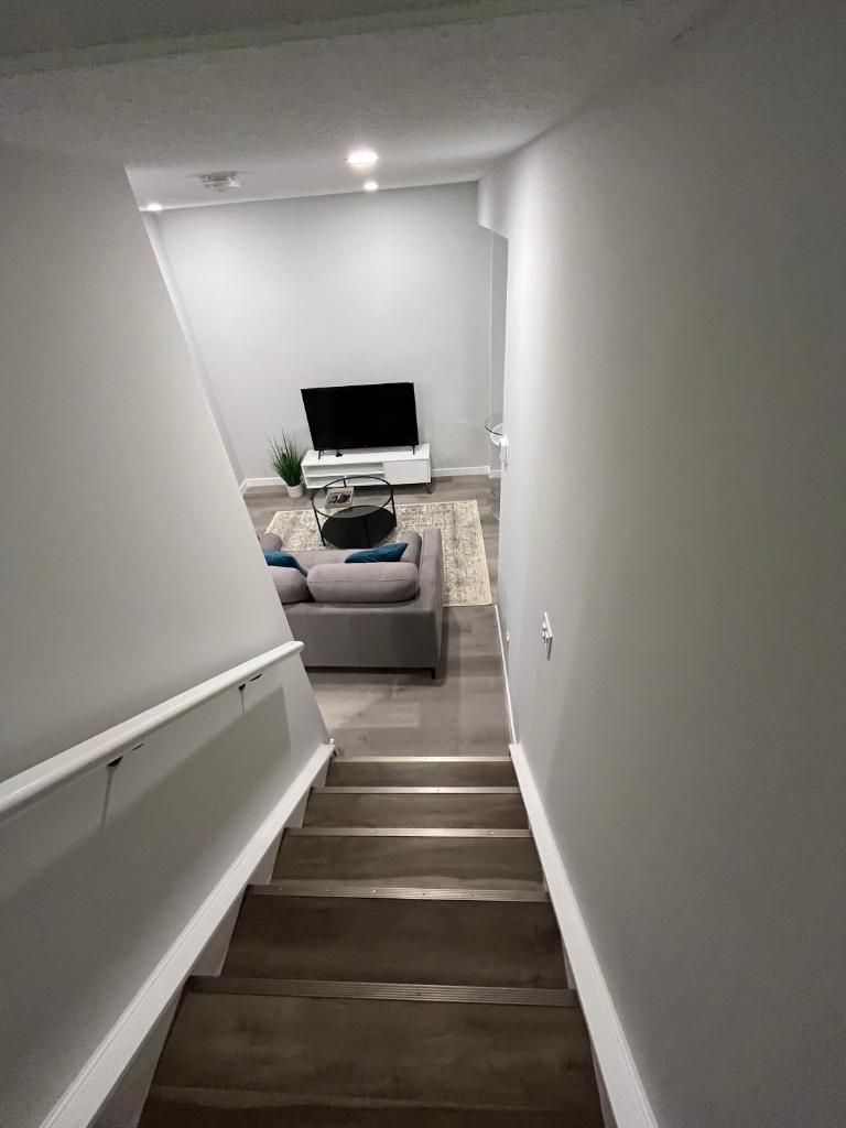 Private Cozy Secondary Suite, 2 Bedrooms, Separate Entrance photo 3