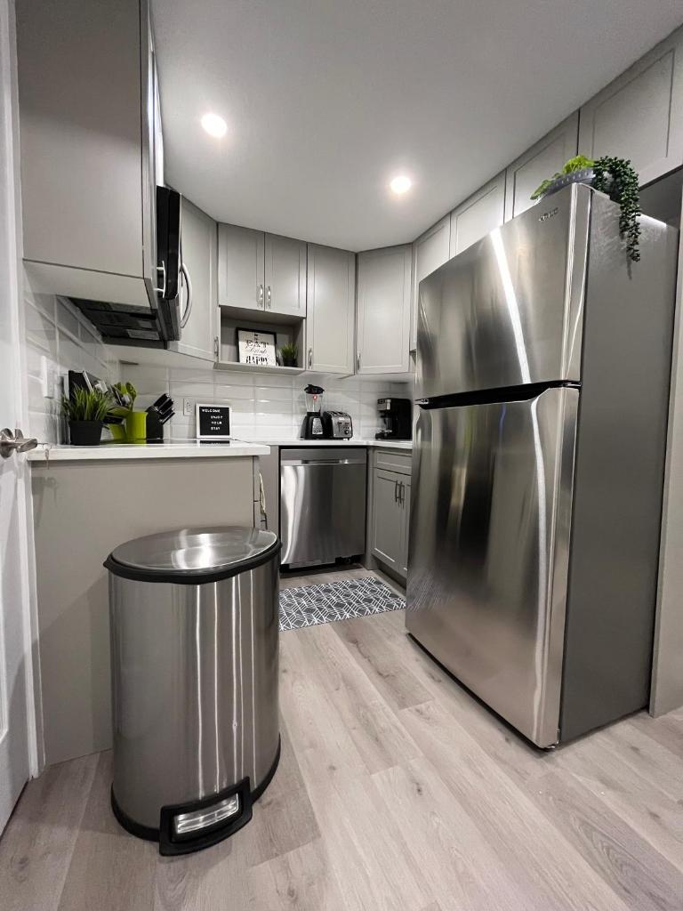 Private Cozy Secondary Suite, 2 Bedrooms, Separate Entrance photo 4