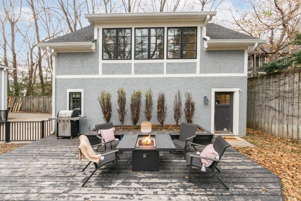Modern Tudor Style Carriage House - Patio & grill photo 1