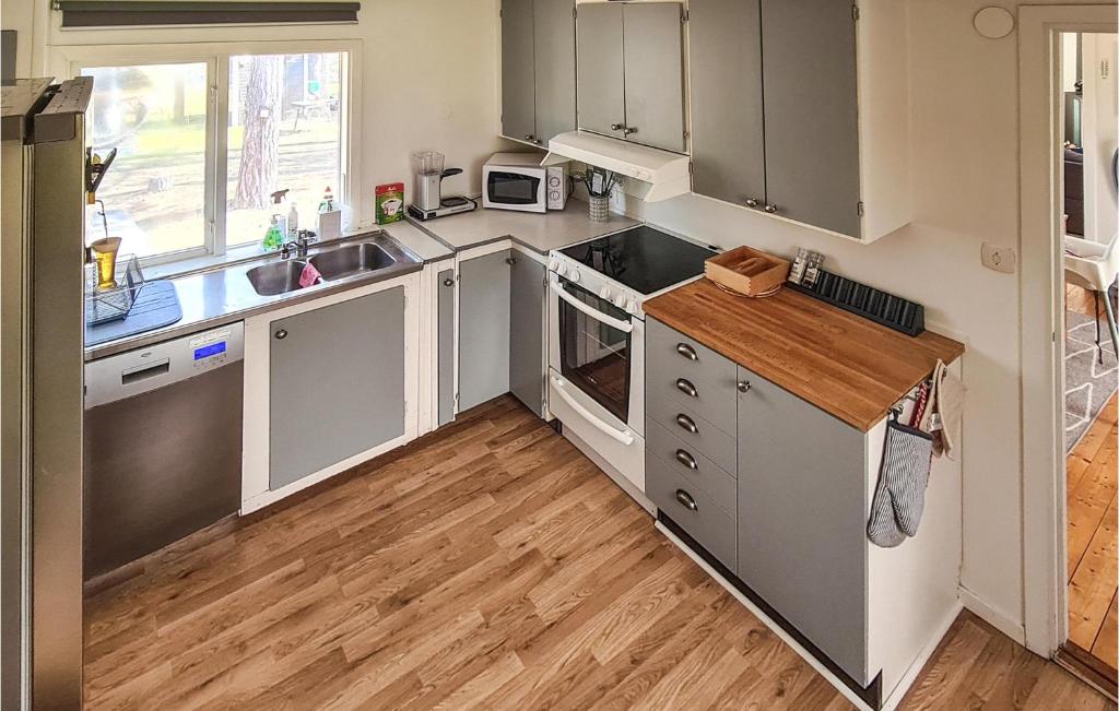 Nice Home In hus With Wifi And 2 Bedrooms photo 2