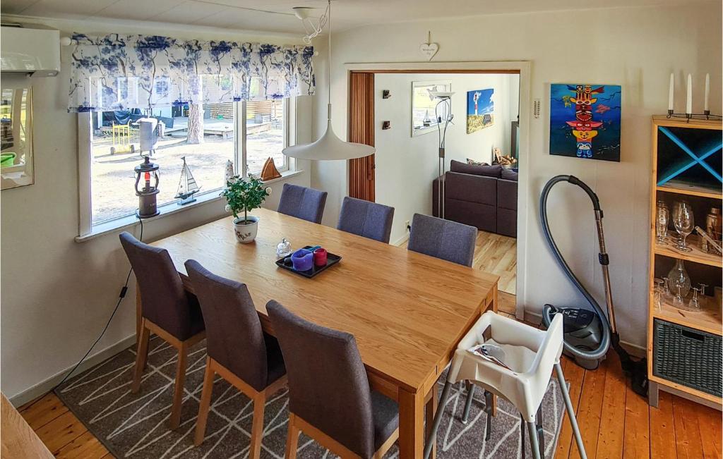 Nice Home In hus With Wifi And 2 Bedrooms photo 3