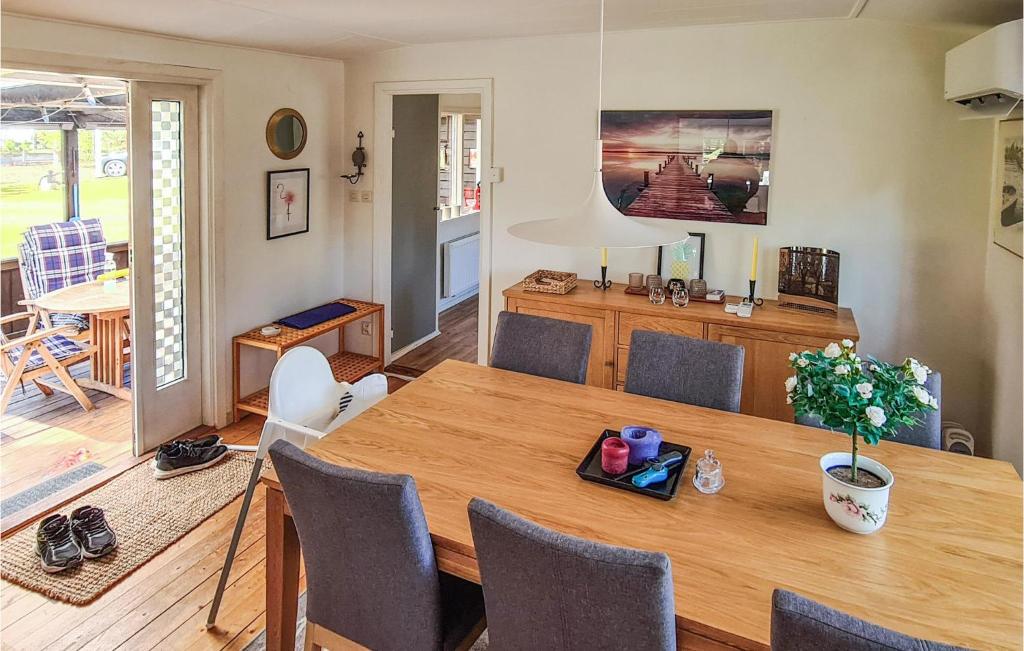 Nice Home In hus With Wifi And 2 Bedrooms photo 4