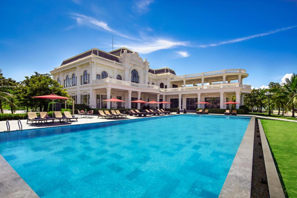 Khách sạn Paradise Suites 