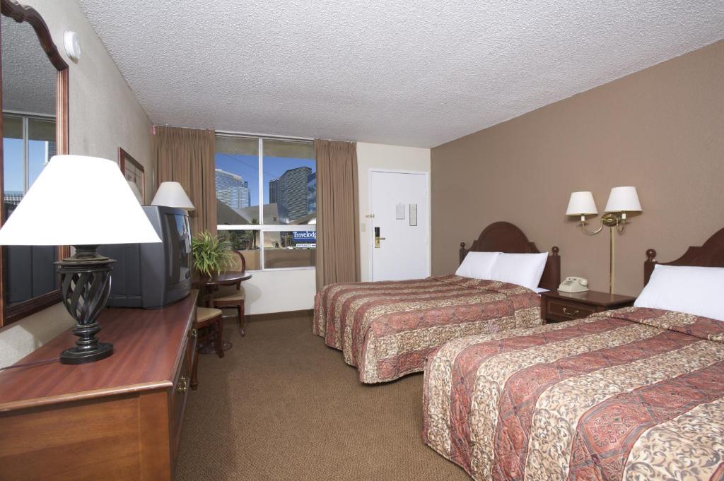 Четырехместный (Номер с 2 кроватями размера «queen-size» – Для некурящих), Travelodge by Wyndham Las Vegas Center Strip