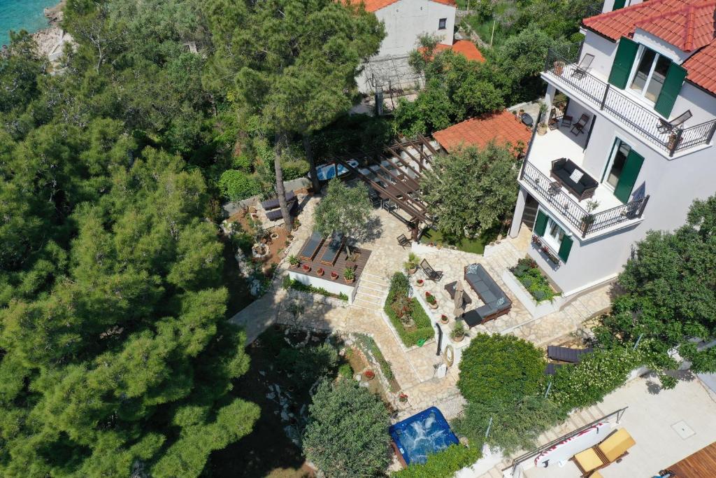 Luxury villa - by the sea, summer kitchen, hot tub, SUP, boat, 5 rooms, wifi, parking - Trogir photo 1