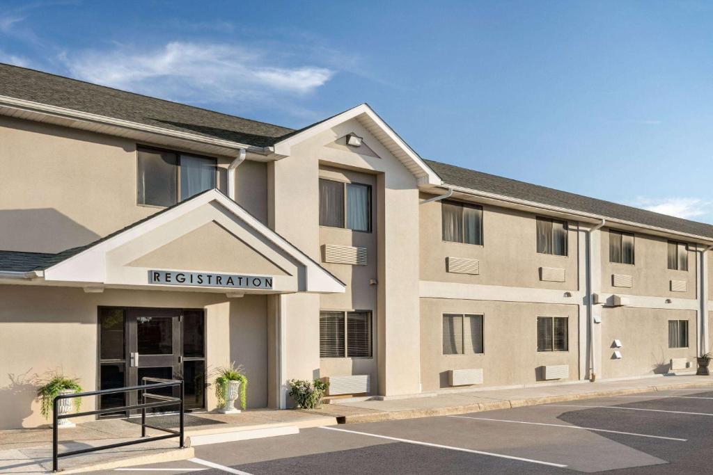 Baymont by Wyndham Hearne image