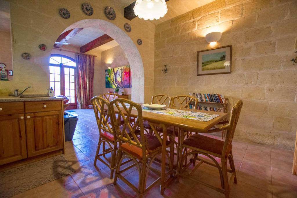 Stunning 3 bedroom Farmhouse with pool photo 1