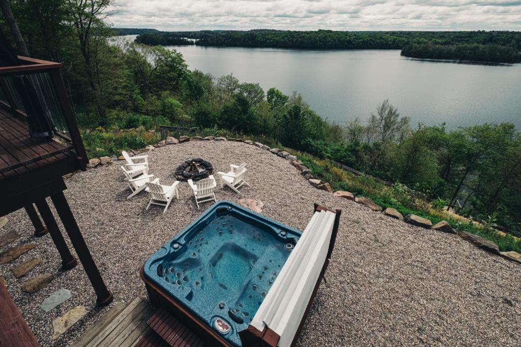 The Wolfe Lake House - Great Wifi by Westport photo 4