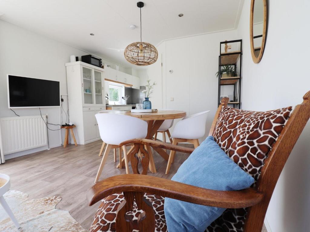 Modern chalet in Grou with a spacious garden in a beautiful location photo 3