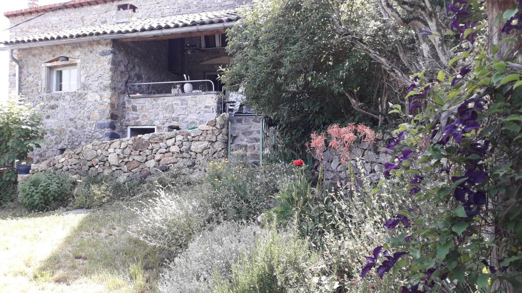 gite typique ardechois sous le figuier photo 2