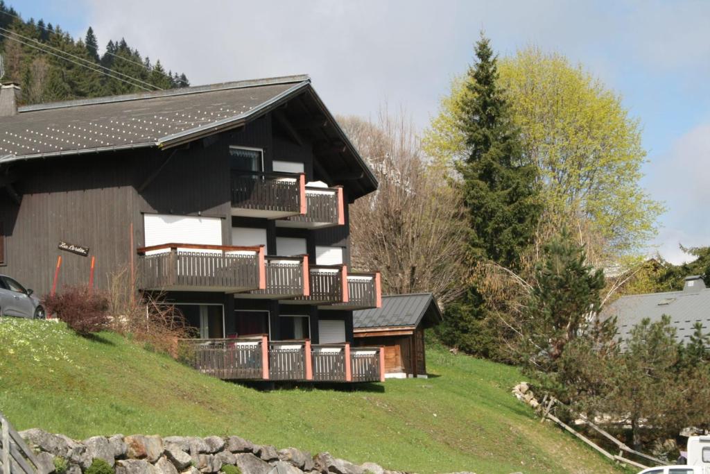 Mezzanine studio with balcony ski-in ski-out chairlift 5 mins walk photo 2