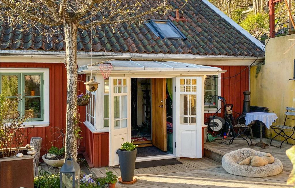 Stunning Home In Vstra Tunhem With Sauna, 2 Bedrooms And Wifi