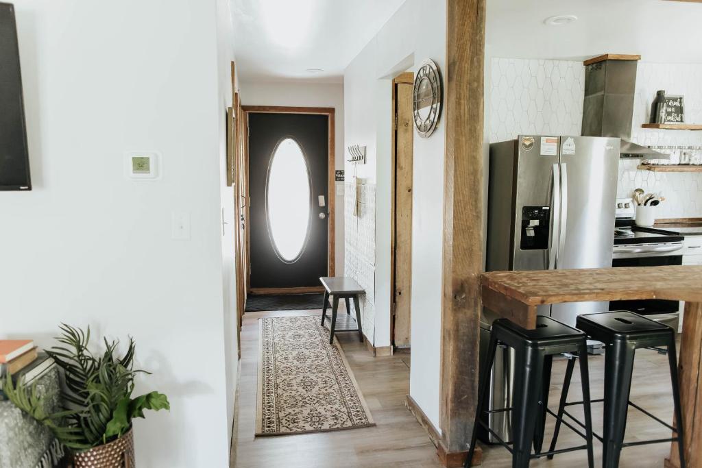 NO CHORES Cozy Family Cabin 2 minutes to town-Spacious Double Decks with Forest view! photo 4