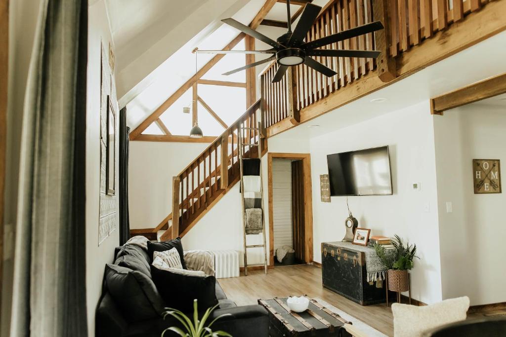 NO CHORES Cozy Family Cabin 2 minutes to town-Spacious Double Decks with Forest view!
