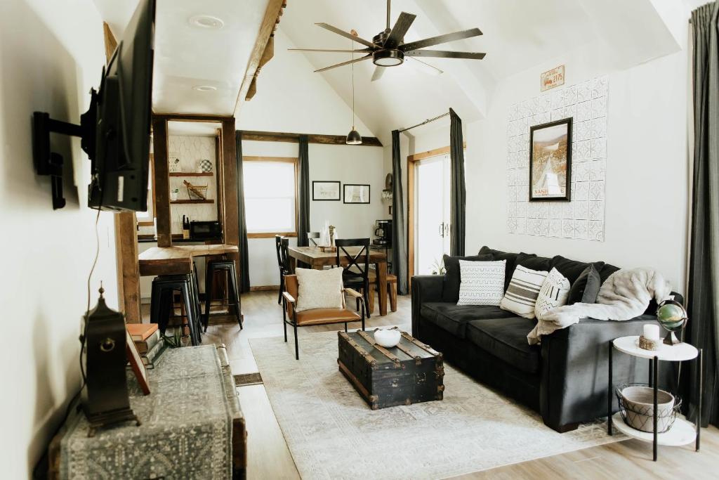 NO CHORES Cozy Family Cabin 2 minutes to town-Spacious Double Decks with Forest view! photo 1