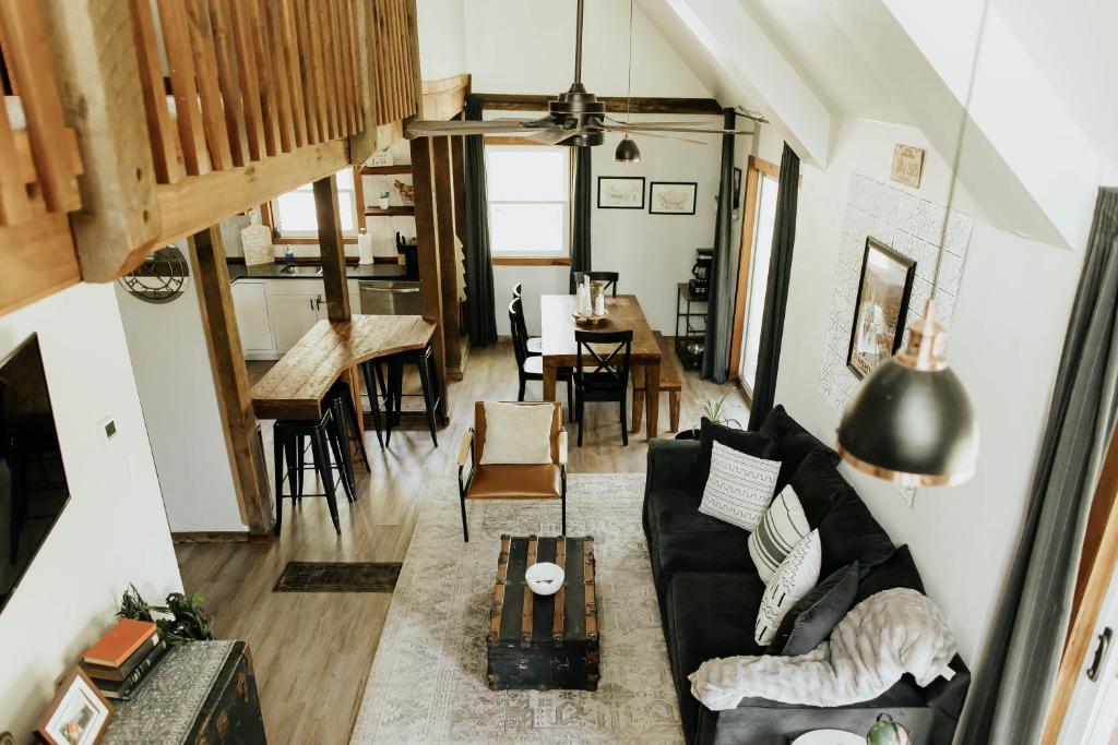 NO CHORES Cozy Family Cabin 2 minutes to town-Spacious Double Decks with Forest view! photo 2
