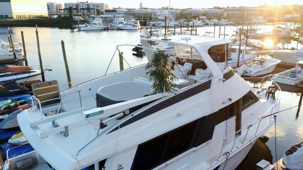 Romantic Condo @ Ocean 3-deck Yacht image