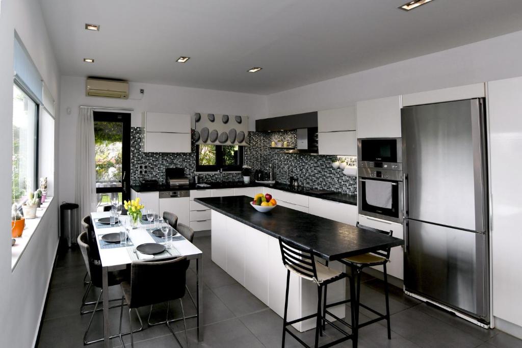 marathon family villa photo 3