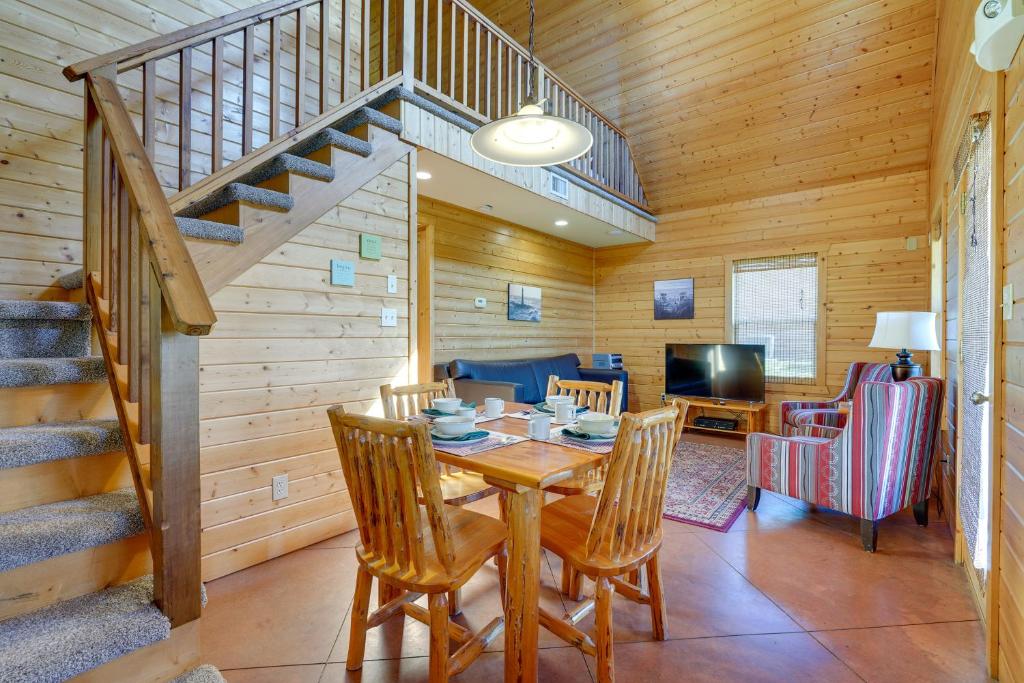 Cozy Columbia Cabin with Shared Lake Dock! photo 2