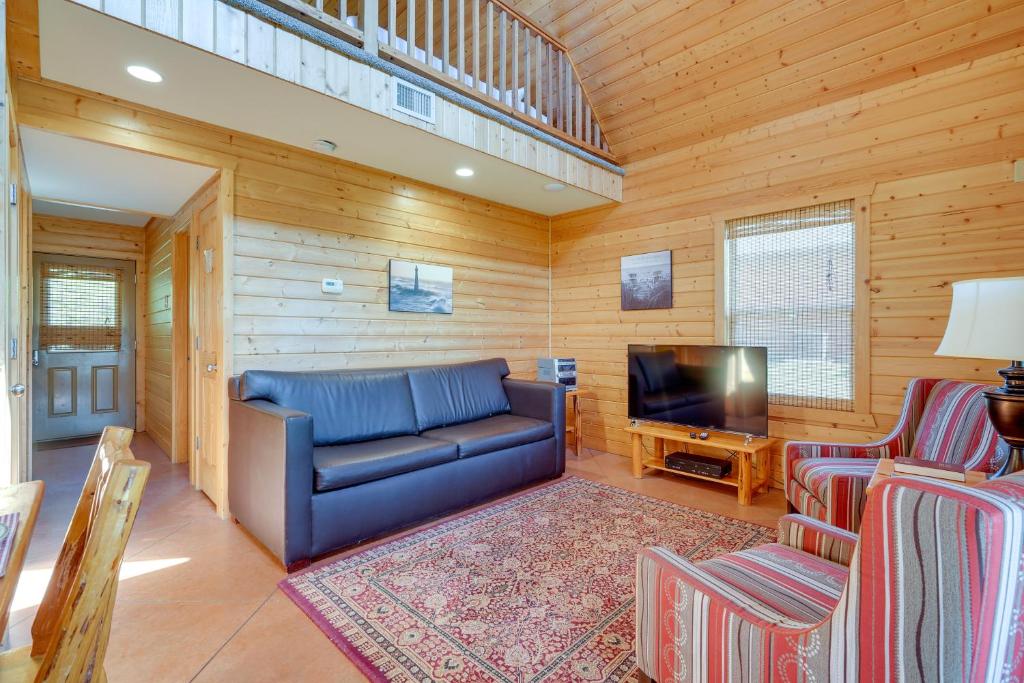 Cozy Columbia Cabin with Shared Lake Dock! photo 3