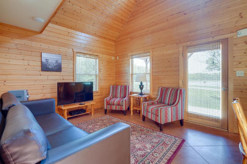 Cozy Columbia Cabin with Shared Lake Dock! photo 4